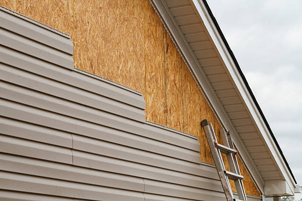 Professional Siding technician working in Kenilworth, IL